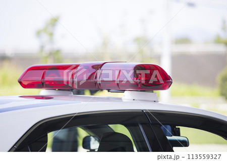 パトカーのパトランプ　交通安全イメージ 113559327