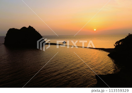美しい海岸の夕景 美しい海岸の夕景 113559329