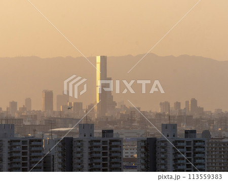 夕日に照らされるあべのハルカス 夕日に照らされるあべのハルカス 113559383
