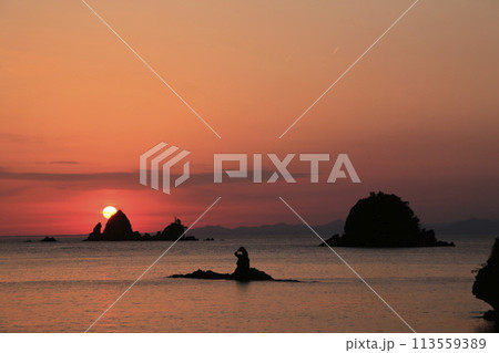 夕焼けに染まる美しい海 113559389