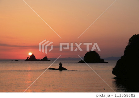 夕焼けに染まる美しい海 夕焼けに染まる美しい海 113559502