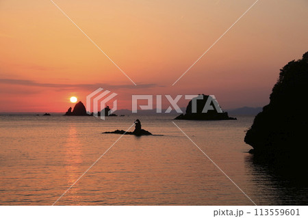 美しい海岸の島々の向こうに落日 美しい海岸の島々の向こうに落日 113559601