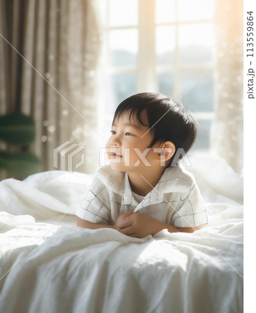 ベッドに寝転ぶ赤ちゃん 113559864