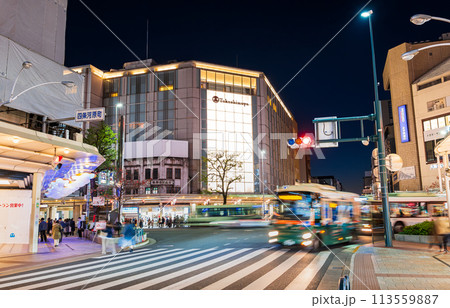 京都　夜の四条河原町 113559887