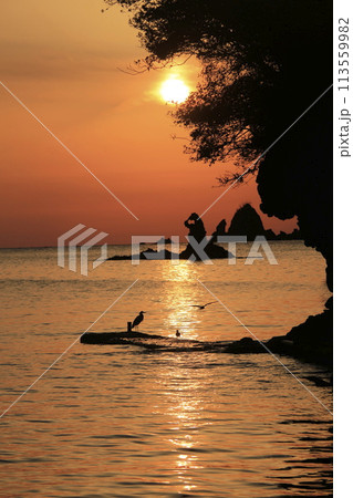 美しい海岸の島々の向こうに落日 美しい海岸の島々の向こうに落日 113559982