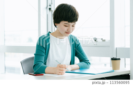 研修を受ける若い女性 113560095