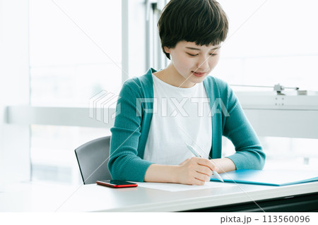 研修を受ける若い女性 研修を受ける若い女性 113560096