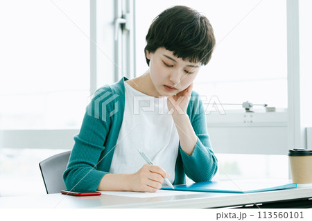 研修を受ける若い女性 研修を受ける若い女性 113560101