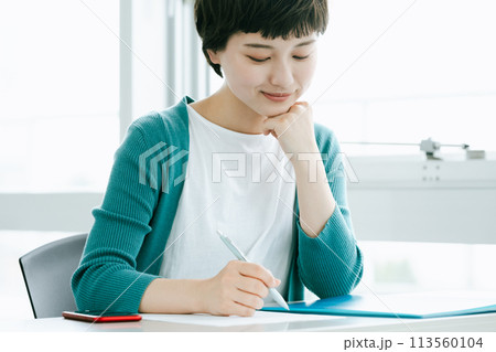 研修を受ける若い女性 研修を受ける若い女性 113560104