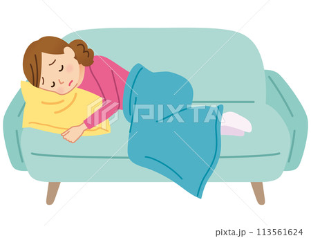 しんどそうにソファーに横たわる女性 体調不良 しんどそうにソファーに横たわる女性 体調不良 113561624