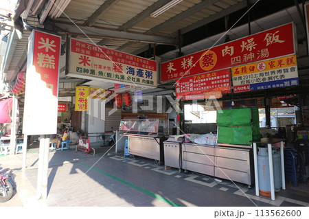台湾の看板群とアーケード街 台湾の看板群とアーケード街 113562600