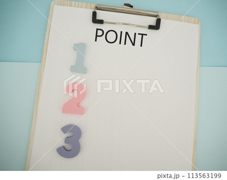 ボードにPOINTポイントの文字と123の数字、コピースペース 113563199