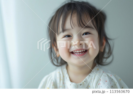 かわいい笑顔の子ども「AI生成画像」 113563670