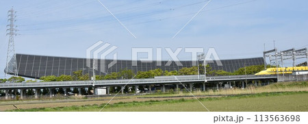 新幹線から見る花とドクターイエローのコラボ 113563698