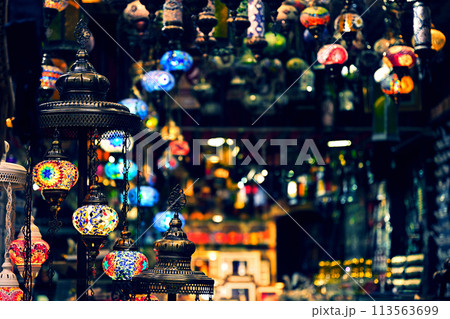 中東オマーンの首都、マスカットのスークにある店 113563699