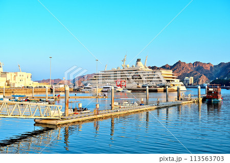 中東オマーンの首都、マスカットのマトラ港 113563703