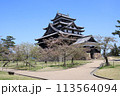 松江城:桜の満開のシーズンを過ぎ、人の姿が見えない。 松江城:桜の満開のシーズンを過ぎ、人の姿が見えない。 113564094