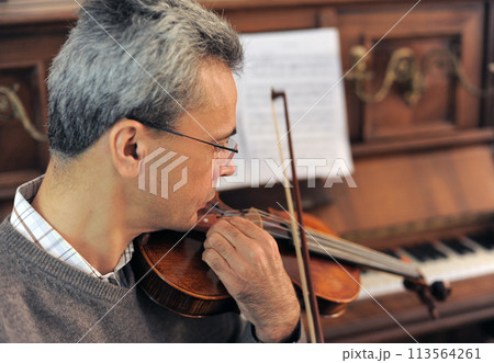 man and violin with score man and violin with score 113564261