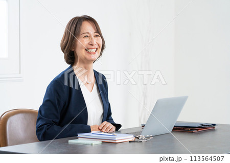 働くミドル女性のイメージ 113564507