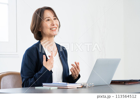 働くミドル女性のイメージ 113564512