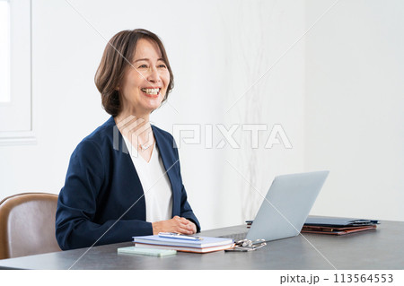 働くミドル女性のイメージ 113564553