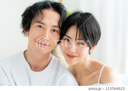 若いカップルの美容イメージ、顔のクローズアップ 113564823