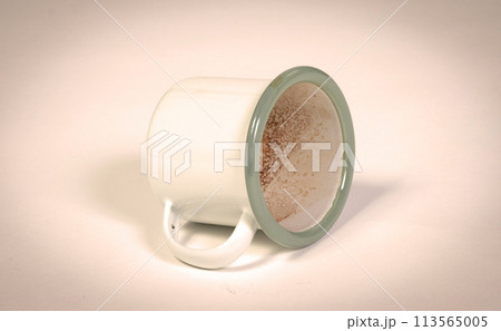 Dirty coffee mug on white background Dirty coffee mug on white background 113565005