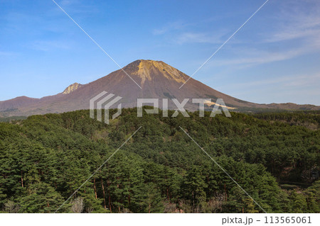 春の青空に悠然とそびえる大山 春の青空に悠然とそびえる大山 113565061