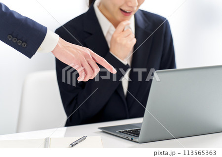 仕事のミスを指摘されるビジネスウーマン 仕事のミスを指摘されるビジネスウーマン 113565363