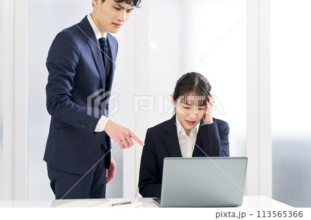 仕事のトラブルで責められるビジネスウーマン 113565366