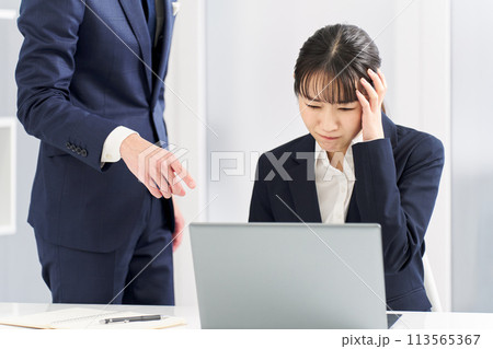仕事のトラブルで責められるビジネスウーマン 113565367