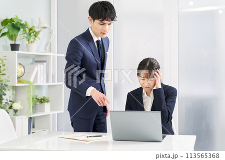 仕事のトラブルで責められるビジネスウーマン 113565368