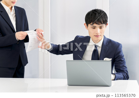威圧的に仕事を拒否するビジネスマン 113565370