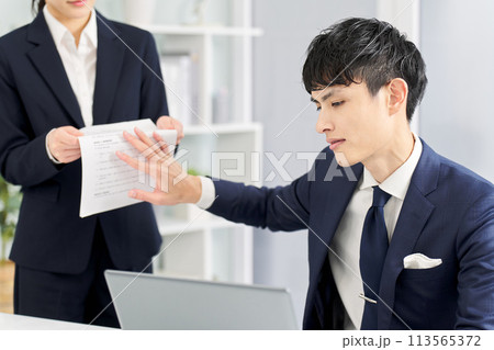 威圧的に仕事を拒否するビジネスマン 113565372