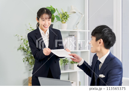 部下の仕事のチェックをするビジネスパーソン 部下の仕事のチェックをするビジネスパーソン 113565375