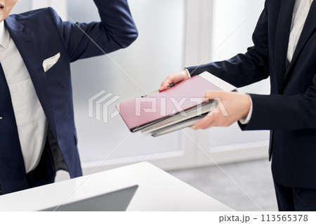 仕事量にお手上げをするビジネスマン 113565378