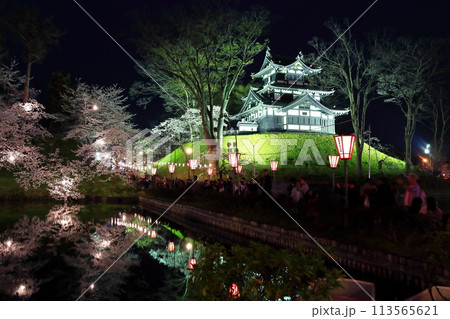 【新潟県】シンメトリーな高田城の満開の夜桜（高田城址公園観桜会） 113565621
