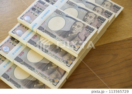 机に置かれた札束 113565729