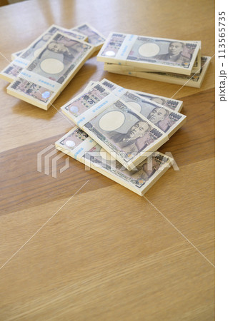 机に置かれた札束 机に置かれた札束 113565735