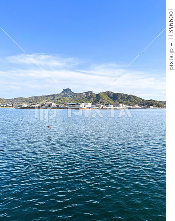 青い空と海と五剣山 113566001