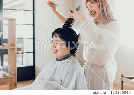 美容室でカットをしてもらう若い女性 113566040