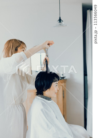 美容室でカットをしてもらう若い女性 美容室でカットをしてもらう若い女性 113566049
