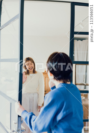 手を振る2名の若い女性 113566051