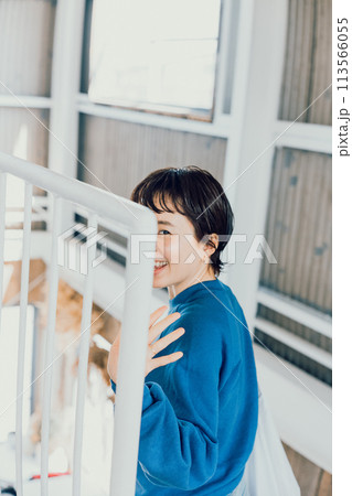 手を振る若い女性 113566055