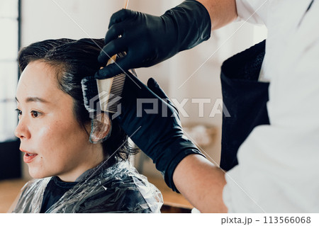 美容室でカラーをしてもらう若い女性 113566068