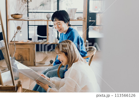 美容室でカウンセリングを受けている若い女性 113566126