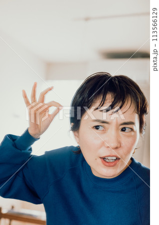 OKをしている若い女性 OKをしている若い女性 113566129