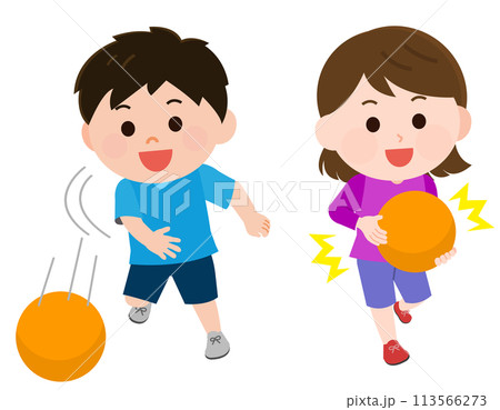 ドッジボールをして遊ぶ男の子と女の子　イラスト 113566273