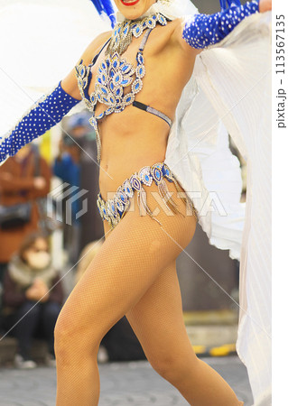 街中の通りでサンバを踊るブラジルの人たちの衣装 113567135