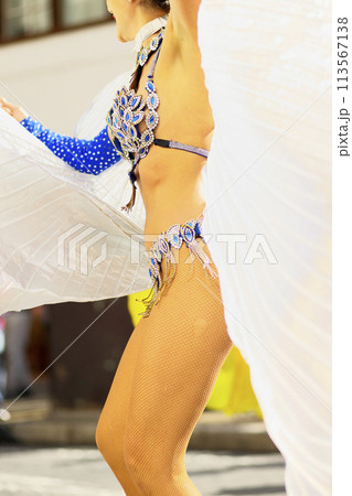 街中の通りでサンバを踊るブラジルの人たちの衣装 113567138